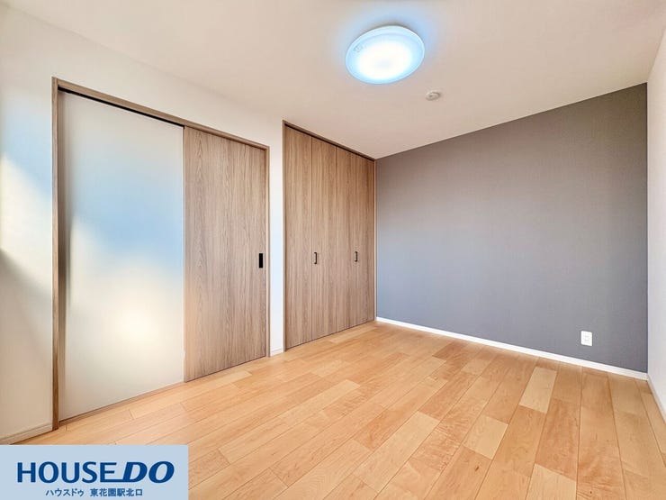 無駄を省いた直線的なデザインが、部屋全体をすっきりと見せています!コンセントの位置も考慮されており、デスクやベッドの配置がしやすい間取りです♪飽きのこない色調で、どんなインテリアにも馴染みます♪