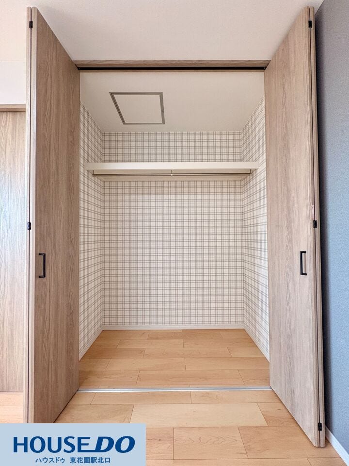 温かみのあるチェック柄の収納内は、奥行きがあり大きな荷物も収まります!上部には点検口が備わり、メンテナンス性にも配慮♪ハンガーパイプを活用することで、衣類を畳む手間を省き効率的に管理できます!!