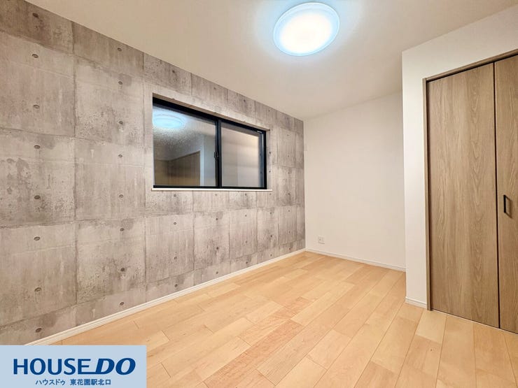 打ち放しコンクリート調のアクセントクロスが、室内にモダンで落ち着いた印象を与えます♪木目調のフローリングとのコントラストが美しく、シンプルな家具を置くだけでおしゃれな空間に仕上がります!