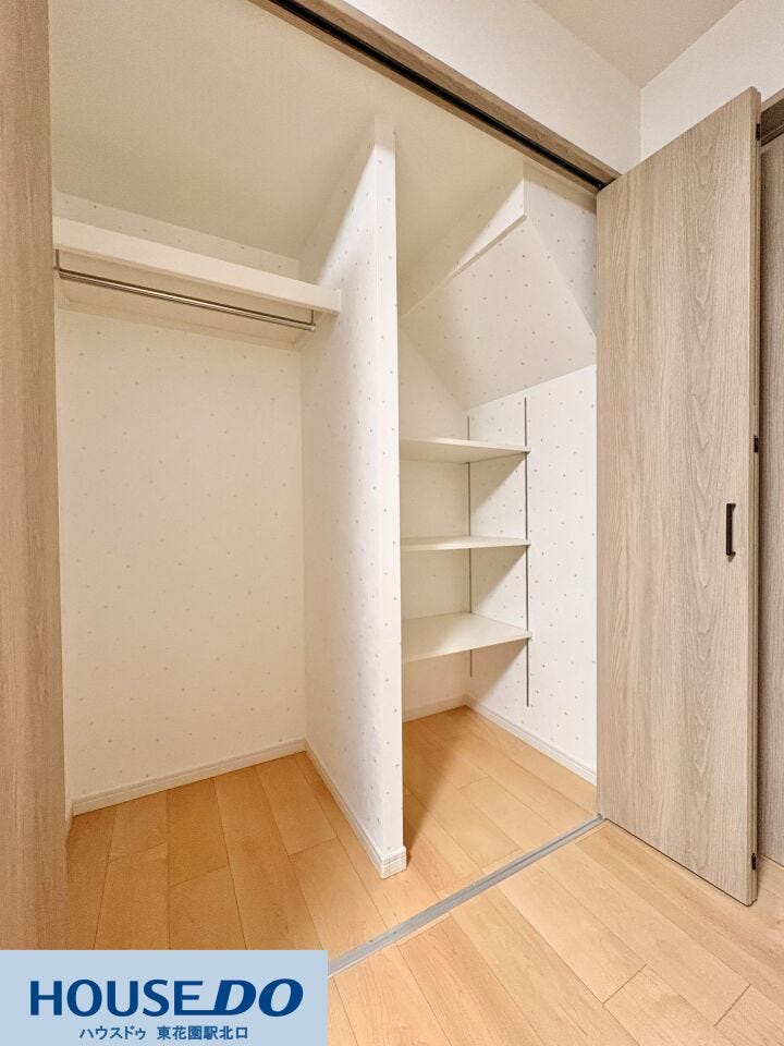 階段下のデッドスペースを有効活用した収納です♪可動棚とハンガーパイプを組み合わせているため、丈の長い衣類から小物まで、荷物の量や形に合わせて効率よく整理整頓ができます!!