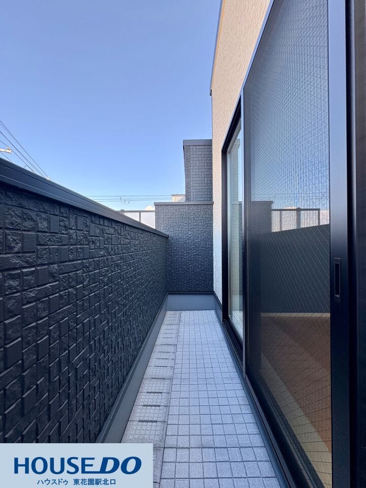 重厚感のあるダークトーンの外壁タイルが、建物全体を引き締まった印象に見せます♪バルコニーの床面はフラットで足元が安定しており、プランターを並べて家庭菜園を楽しむのにも適した広さです!!