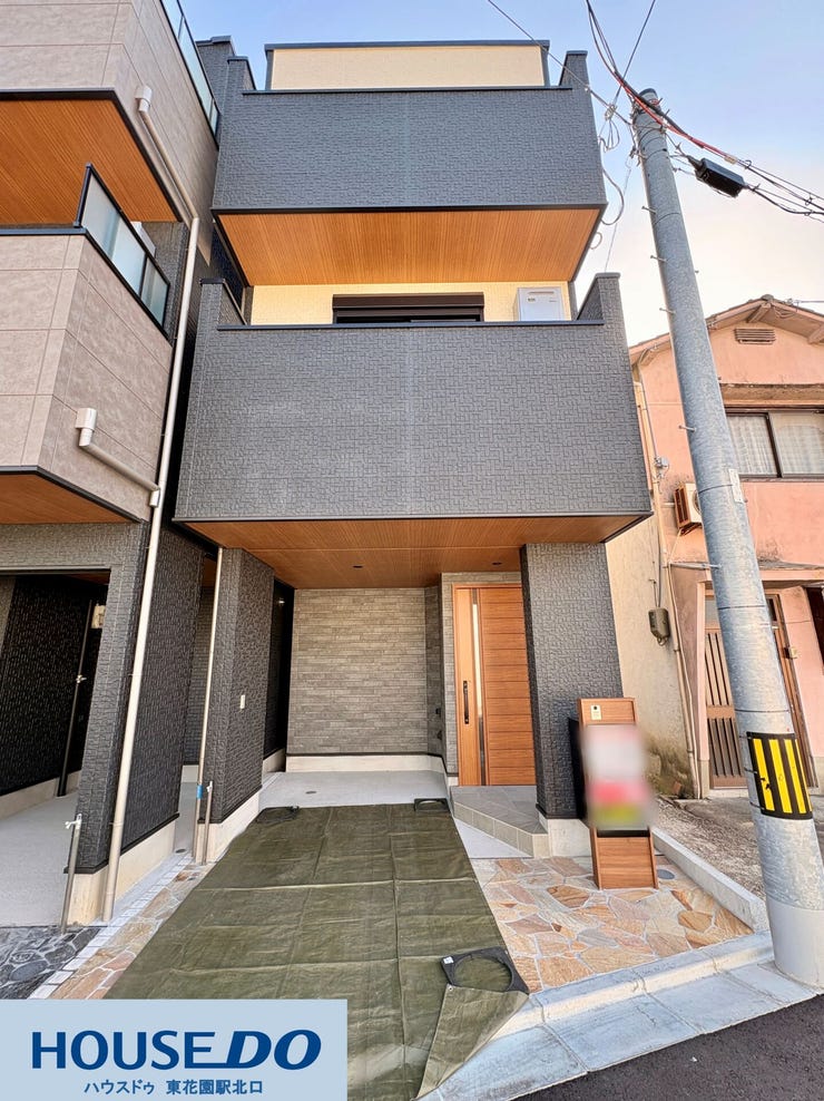 落ち着いたグレーのタイルと木目調の軒天を組み合わせた、現代的なデザインの外観♪ 玄関周りには乱形石の石畳をあしらい、屋根付きの駐車スペースも確保!雨の日の荷物の運び出しにも配慮されています!