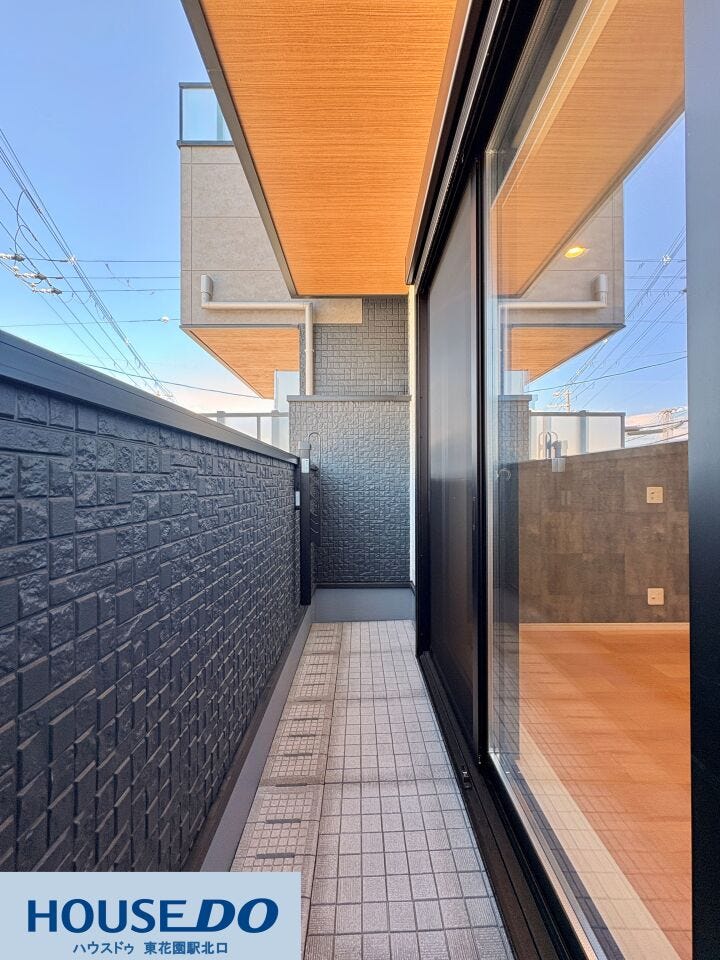 室内とバルコニーが掃き出し窓で繋がり、奥行きを感じられる設計です!軒天部分には温かみのある木目調が採用されており、外からの視線を程よく遮る高さの壁が、プライベートな屋外空間を守ります♪