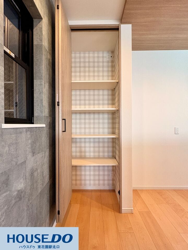 キッチンのすぐ横に配置された大容量のパントリー!可動棚式で、お米や飲料のストックから調理家電まで効率よく整理できます♪内部にコンセントがあり、収納したままの充電や小型家電の使用も可能です♪♪