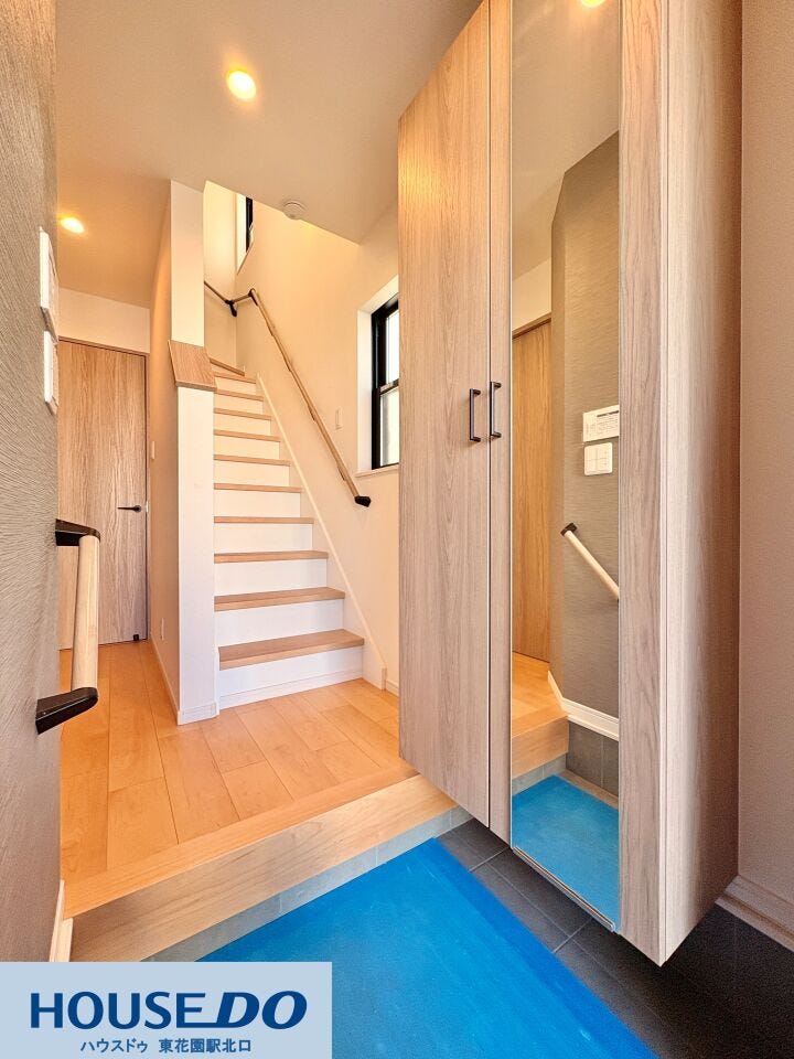 姿見付きの大きなシューズボックスを備えた玄関です♪外出前の身だしなみチェックがスムーズに行えるほか、吹き抜けのような階段設計と明るい照明が、開放感のある入り口を演出しています!!