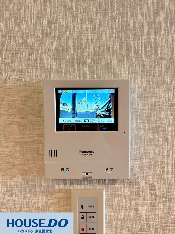 来客を映像で確認できるモニター付インターホン!操作しやすく、玄関扉の施錠・解錠も室内からワンタッチで行えます♪防犯意識を高めるとともに、家事の合間の応対もスムーズにする設備です!!