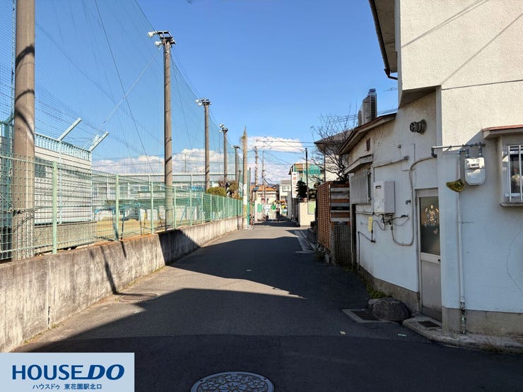 物件の周辺道路は遮るもののない開放的な景色が広がっています!散歩道としても心地よく、お子様がのびのびと体を動かせる環境が、日々の暮らしのすぐそばにあります♪♪