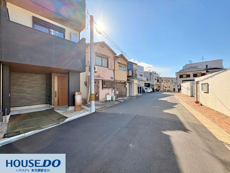 太陽の光が路面に降り注ぐ、開放感のある立地です!周囲に高い建物がなく、空が広く感じられるため、日中の室内も明るい光が期待できます♪前面道路は舗装が新しく、すっきりとした清潔感のある街並みです!!