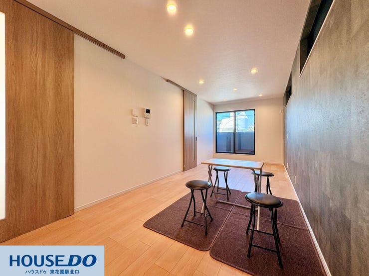 無駄のないシンプルな間取りで、家具の配置がしやすいリビング♪ スッキリとした壁面には好みの棚やアートを飾りやすく、季節ごとの模様替えも自由に楽しめる、暮らしに寄り添う住空間です!!