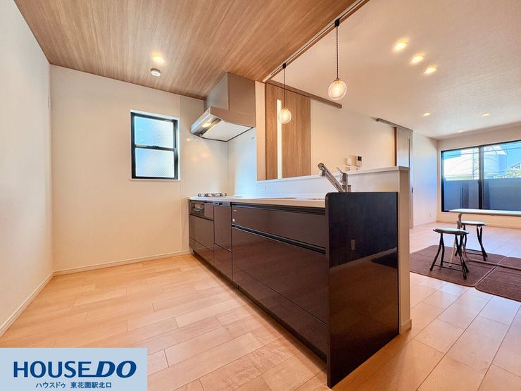 料理をしながらリビング全体を見渡せる対面式のキッチン!木目調の天井が空間に奥行きを与え、ペンダントライトが手元を優しく照らします♪家族の気配を感じながら家事がスムーズに進む動線です!