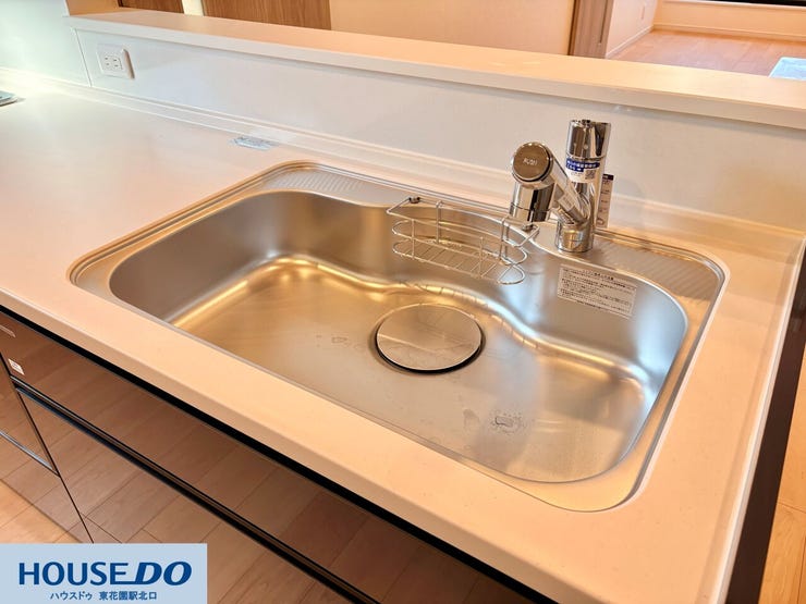 お手入れがしやすいステンレス製シンクと、浄水器一体型のシャワー水栓を採用♪ ワイドなサイズ感で大きな鍋も洗いやすく、洗剤やスポンジを置ける専用ラック付きで、水回りを常に清潔に保てます!!