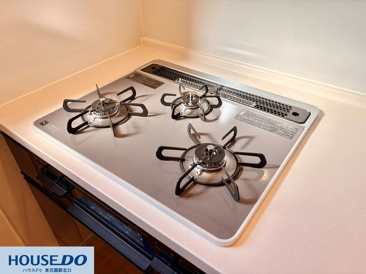 火力の調節がしやすい3口のガスコンロは、複数の料理を同時に進める際に重宝します♪ 天板は汚れが拭き取りやすい素材で、グリル機能も完備!!毎日の献立の幅が広がる、機能的な調理スペースです!