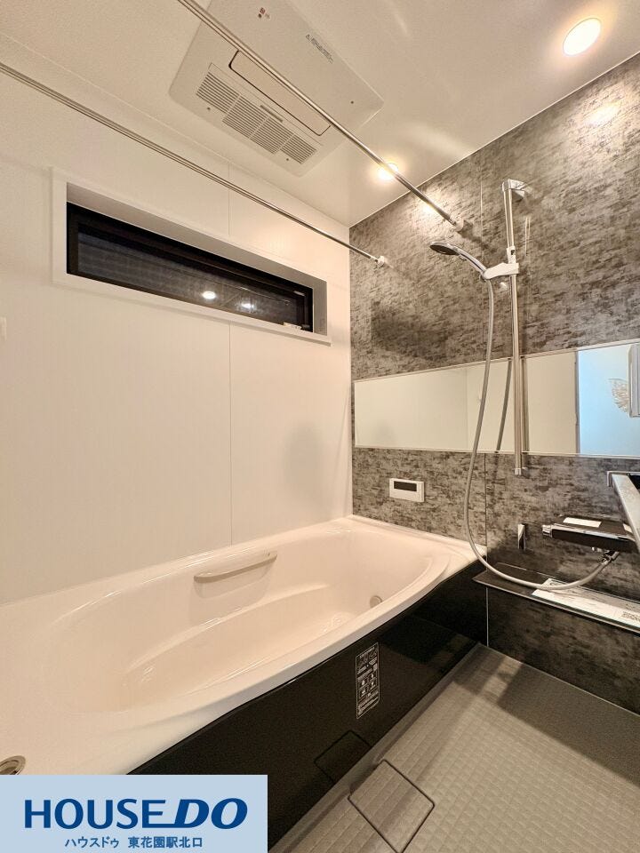 石目調のアクセントパネルが落ち着いた空間を演出。♪ゆったりと足を伸ばせる浴槽に加え、浴室乾燥機も完備しています!雨の日のお洗濯もスムーズに、一日の疲れを静かに解きほぐす充実のバスタイムが叶います♪♪