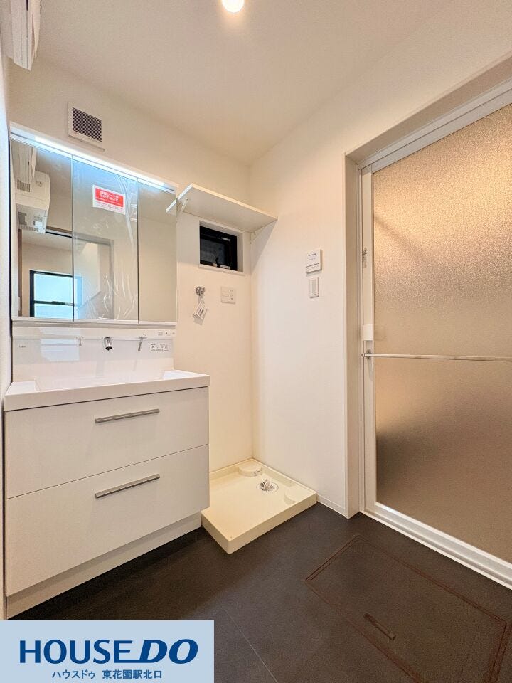 家事効率を考えた配置が魅力のサニタリースペース!洗面台のすぐ横に洗濯機置き場があり、ランドリー関連の動作がコンパクトに完結します♪上部の棚は、洗剤やタオル類をスマートに整理するのに役立ちます♪♪