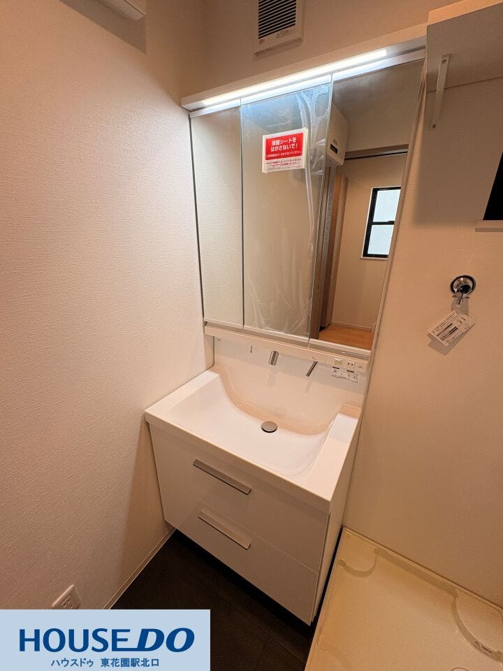 手元を明るく照らす照明付きの三面鏡を採用!鏡の裏には収納スペースがあり、散らかりがちな小物もすっきり片付きます!お手入れしやすい形状の洗面ボウルで、忙しい朝の身支度も心地よく進められます♪