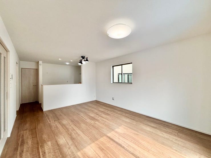 ■安らぎと笑顔の中心地■陽光が優しく降り注ぎ、会話が自然と弾む。ここでは、毎日が特別な時間へと変わります。