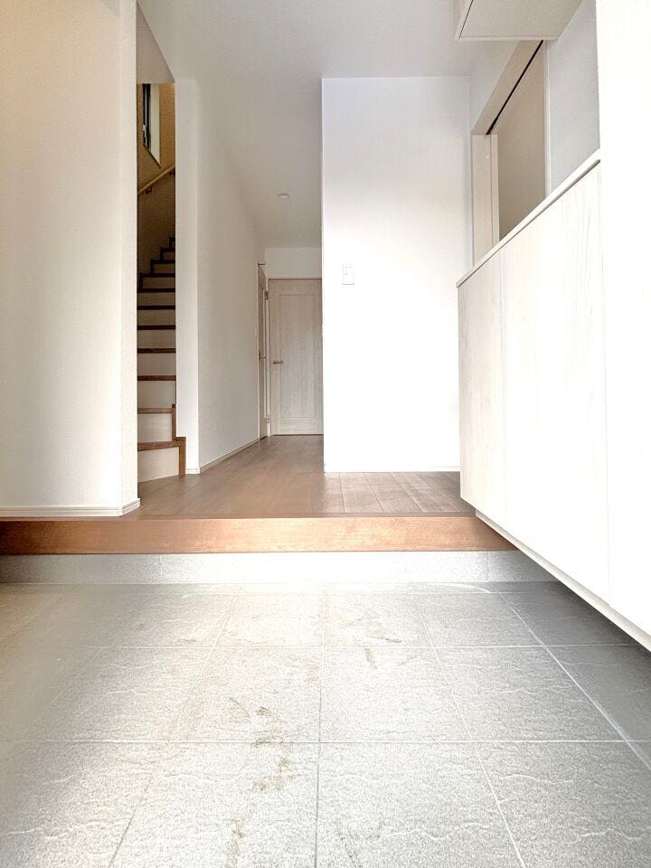 ■「しまう」が叶える美しい玄関■大容量のシューズボックスがあることでいつも整理された、気持ちの良い「家の顔」を保てます。