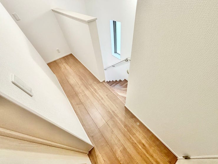 ■暮らしを繋ぐ、明るい動線■採光窓から光が差し込み、足元を優しく照らす。安全で快適な、家族の生活を支える縦の繋がりです。