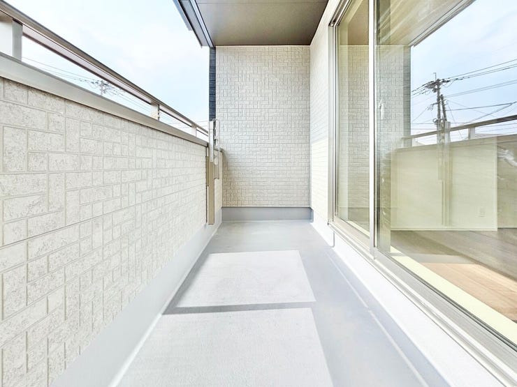 ■空の下の開放的な特等席■日光浴や読書、外の空気を感じながらリフレッシュ。暮らしを豊かにする、もう一つの心地よい空間です。