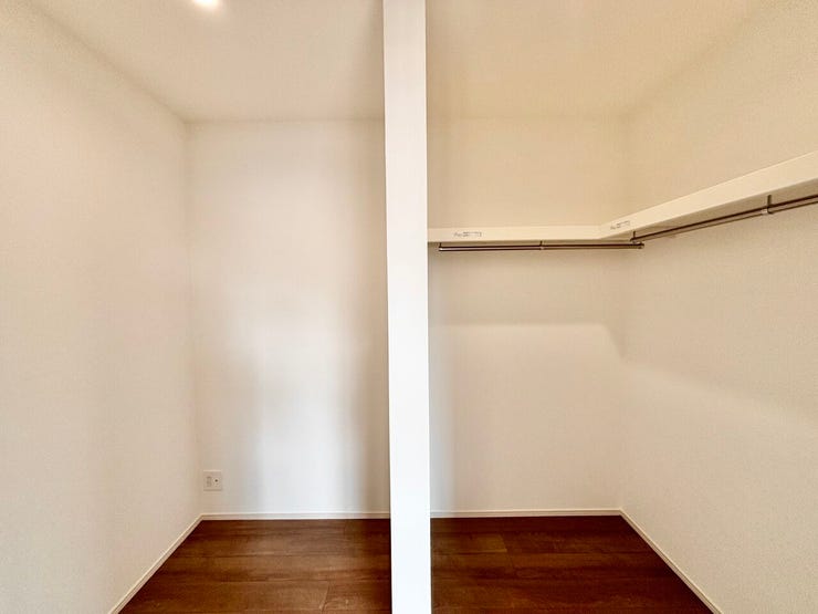 ■2階8.5帖洋室WIC■衣類から小物まで一ヶ所に集約。整理整頓がしやすく、毎日のコーディネートが楽しくなるゆとりの収納です。