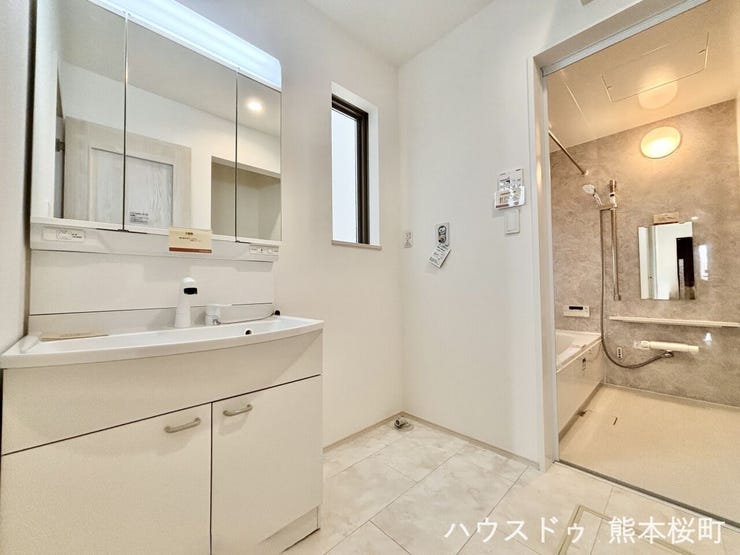 ■清々しいリフレッシュ空間■自分を磨き、気持ちを切り替える。心地よい光が差し込むプライベートスペース。