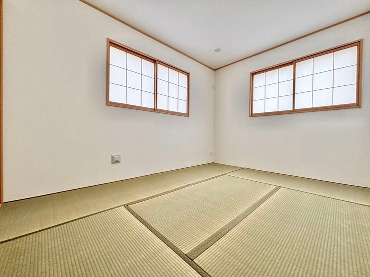 ■1階6帖和室■ゲストをもてなし、昼寝や家事にも使える、畳のぬくもりが心地よい多目的万能スペース。