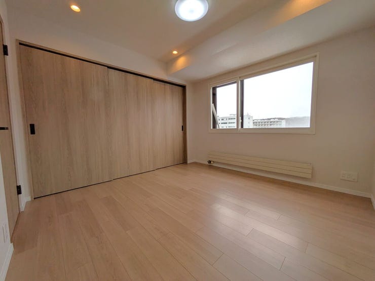 ◆洋室(約7.0帖)◆
収納付きの約7帖洋室は、家具配置もしやすいゆとりある広さが魅力。窓からの採光で明るく心地よい空間となっており、主寝室や趣味部屋など多用途に活用できる使い勝手の良い一室です☆