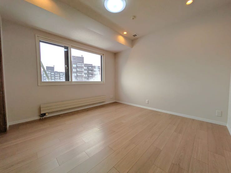 ◆洋室(約7.0帖)◆
この洋室は、あなたのアイデアを形にする完璧なキャンバス!明るい窓からはたっぷりの自然光が差し込んで、リラックスした雰囲気を演出☆日当たり良好で、毎朝の目覚めが楽しくなります♪