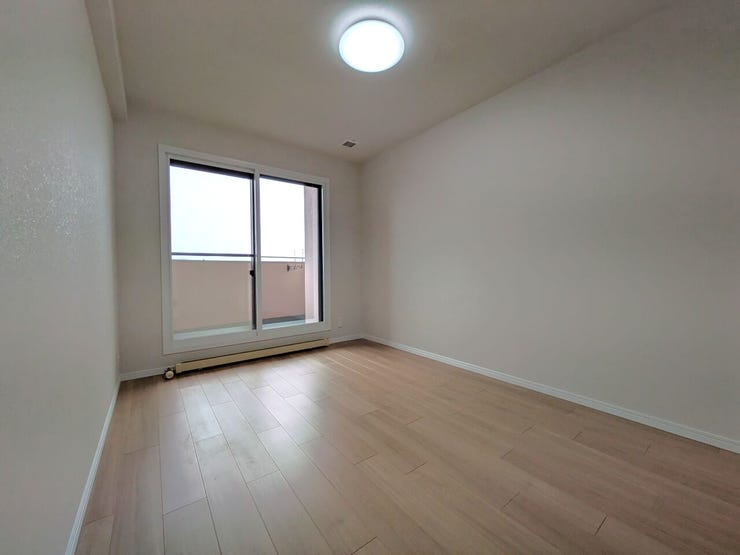 ◆洋室(約6.0帖)◆
広さもバッチリでインテリアの夢が広がります!ベッドを置いても、自由に使えるスペースが確保できます。クローゼットも完備されているので収納も心配なし、まさにあなたの城です!