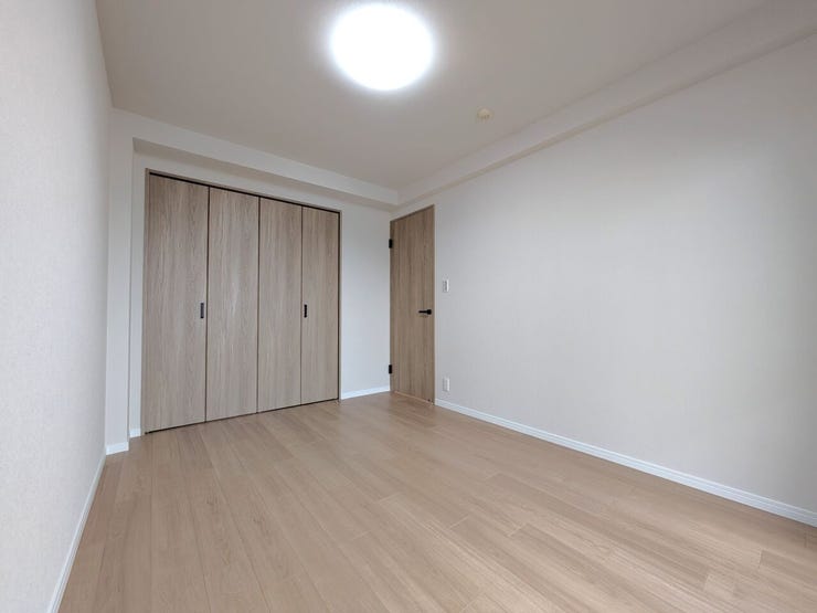 ◆洋室(約6.0帖)◆
約6.0帖の洋室は様々な使い方ができる柔軟なスペースでもあります♪書斎やワークスペースとしても活用できますよ☆窓からの採光もしっかり確保で明るいお部屋です♪