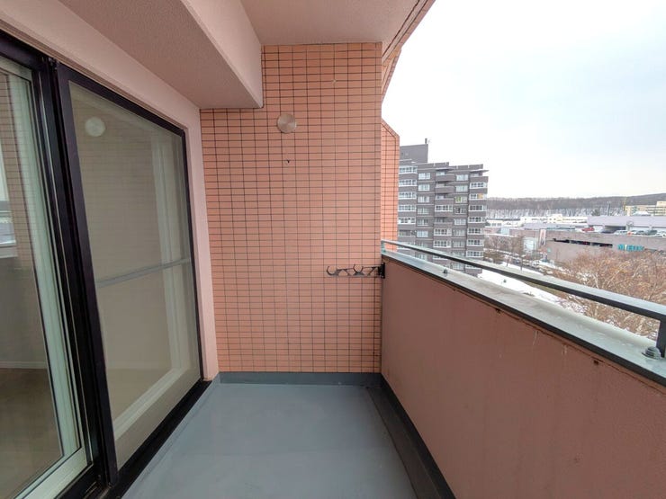 ◆バルコニー◆
キッチンからつながるバルコニーは、自然光や風を取り込みながら快適に過ごせる設計。調理中の換気もしやすく、家事動線にも配慮された使い勝手の良さが魅力です♪お気軽にお問い合わせください!