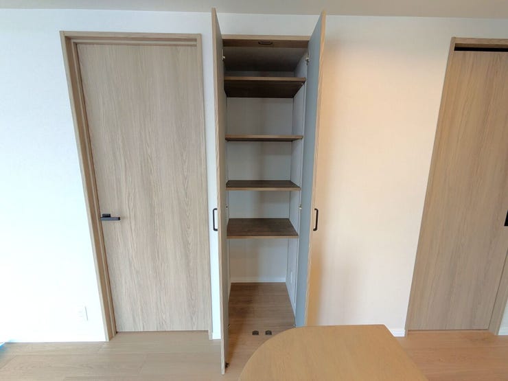 ◆リビング収納◆
リビングにある収納スペースは、日常の小物整理や、掃除道具、日用品のストックの収納にぴったり。お部屋が、美しく整頓された空間となり、生活の便利さをサポートします☆