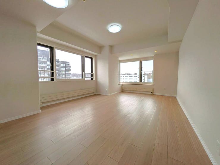 ◆LDK(約18.5帖)◆
2面採光のリビングは、明るく暖かく一日の疲れを癒す、家族が共有するくつろぎの場♪ご家族のだんらんはもちろん、お子様のリビング学習にもピッタリです☆ぜひ現地でご覧ください!