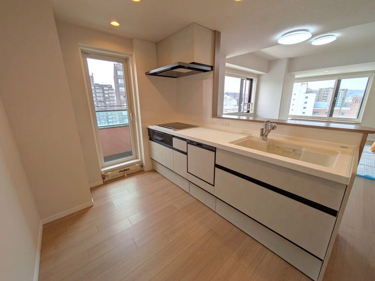 ◆キッチン◆
キッチンに窓付きで換気が可能なのは嬉しいポイント♪スリムなレンジフードがスタイリッシュでお掃除も楽々です!収納豊富なので、散らかりがちなキッチン用品もスッキリと片付けられますね!