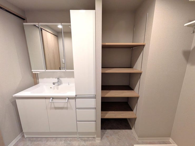 ◆洗面室◆
三面鏡付き洗面化粧台は、顔の各角度を確認するのに便利で、お化粧や髪のセットなどを行う際に非常に役立ちます☆視界が広範囲にわたるので使いやすく、手間も省けますね♪収納もしっかり確保!