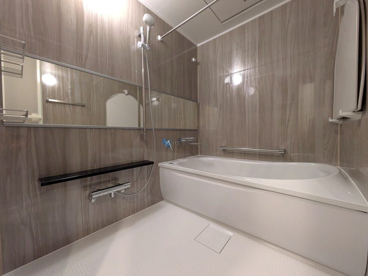 ◆浴室◆
1日の疲れを癒やしてくれるバスルームは、落ち着いたデザインと快適な広さが魅力☆ゆったりとした浴槽でリラックスできる空間が整い、毎日の入浴が贅沢なひとときに◎お問い合わせお待ちしてます♪