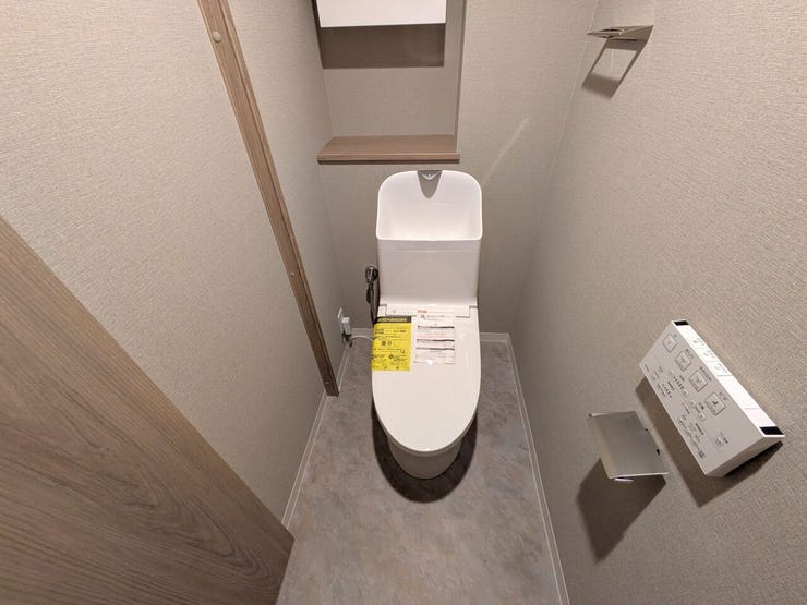◆トイレ◆
温水洗浄便座付きトイレは衛生的で快適なトイレの利用を提供し、多くの人にとって日常の生活を向上させる便利な機能となっています!上部には収納あり♪壁リモコン付きなので、操作も楽々です☆