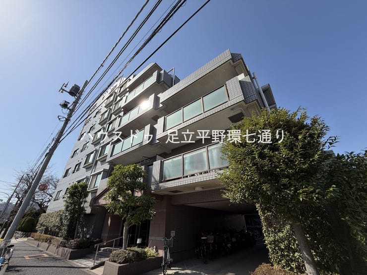 【外観】
タイル張りの重厚感ある外観。最上階・角住戸につき陽当たり・通風良好なマンションです。