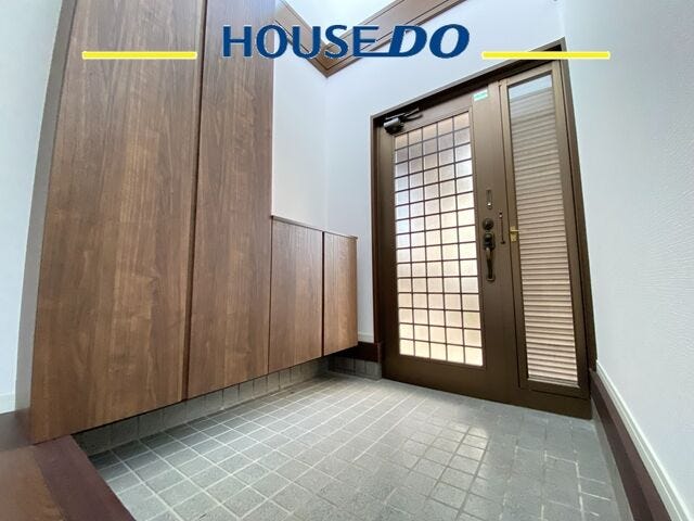 玄関は吹き抜けで開放感があります♪