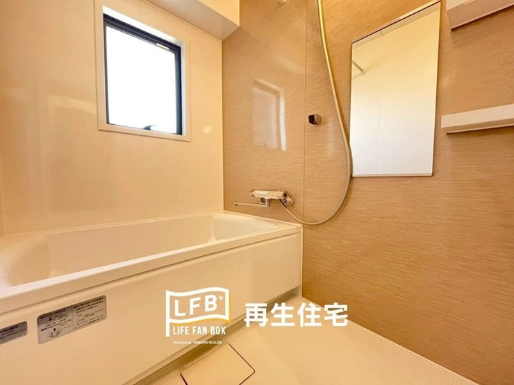 浴室には窓があり、自然換気ができるため湿気がこもりにくく、明るいバスタイムを楽しめます 。