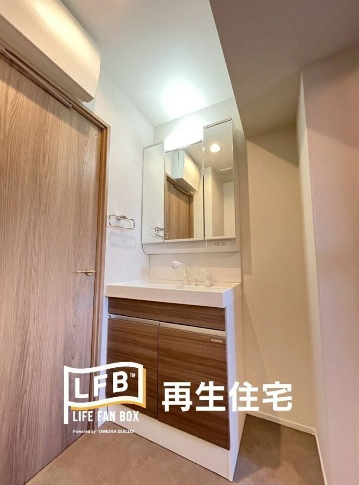 三面鏡タイプの洗面化粧台は収納力も高く、朝の身支度をスムーズにサポートします。