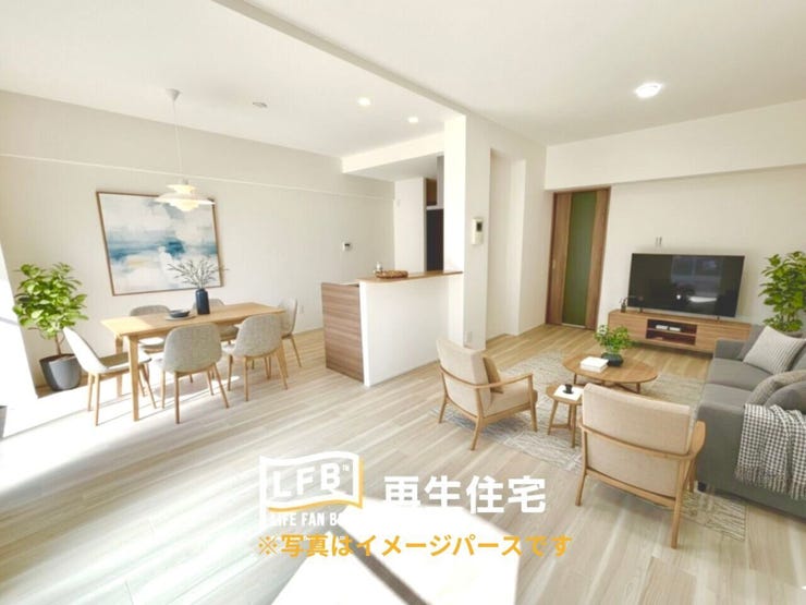 【リビング】
家具配置のイメージ画像です。ダイニング・リビングスペースを十分確保できる余裕のあるLDKです♪