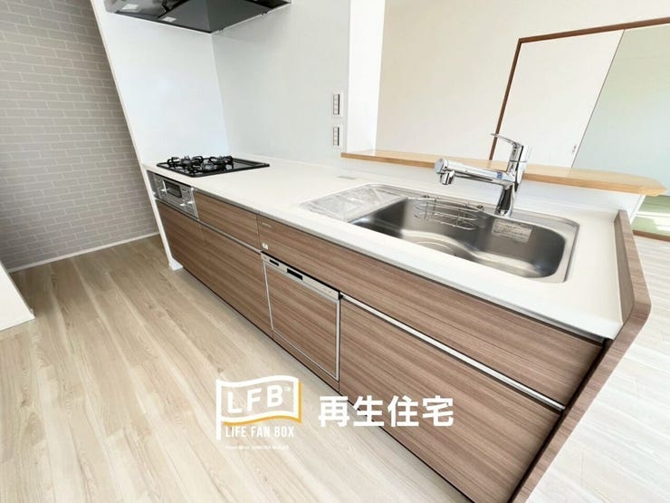 お料理をしながらリビングのご家族とコミュニケーションが取れる開放的なデザインです 。