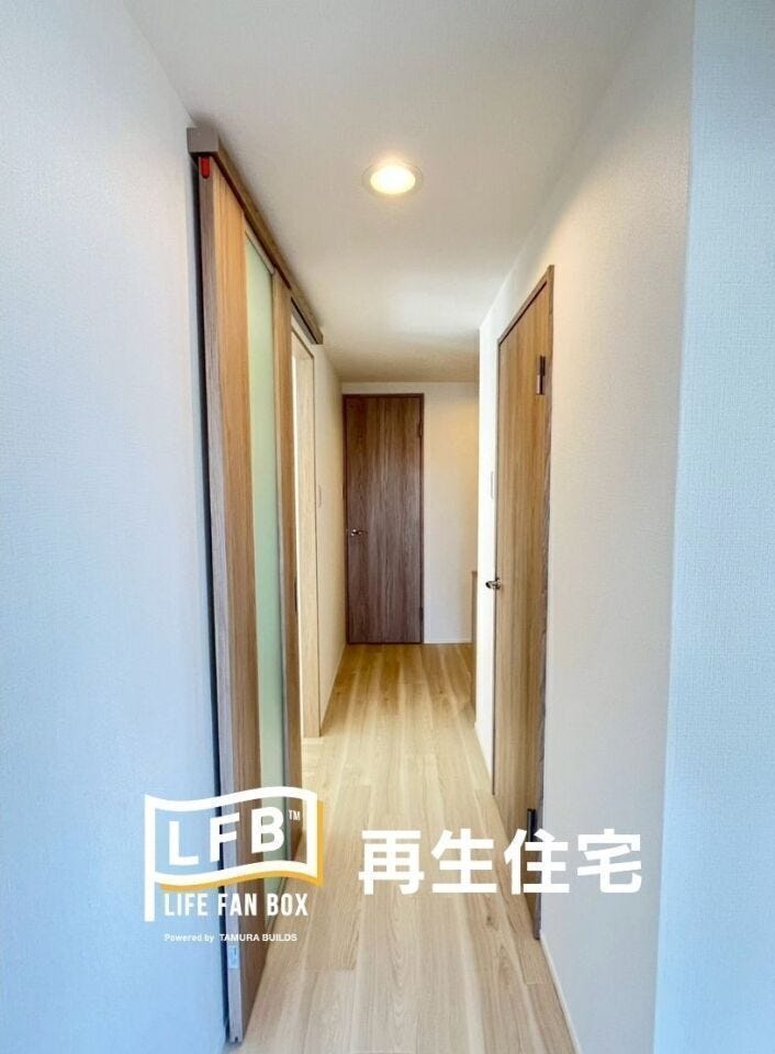 木の温もりを感じる建具と、明るいフローリングが調和した、落ち着きのある住空間です 。