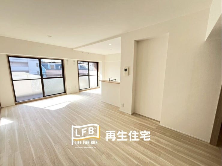 南向きのバルコニーに面しており、陽当たり・通風ともに良好。お昼寝や家事スペース、お子様の遊び場としても最適です。