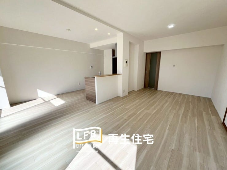 南向きの窓からたっぷりと光が差し込み、家族が集まるリビングを明るく包み込みます 。