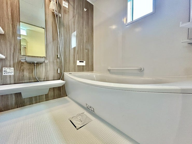 ◇浴室◇
毎日の疲れを癒す場所だからこその、シンプルで落ち着いた空間となっています。浴槽にゆっくりと身を沈め深く瞑想をすれば、また新たな活力が湧いてきます。浴室換気乾燥機付きです。