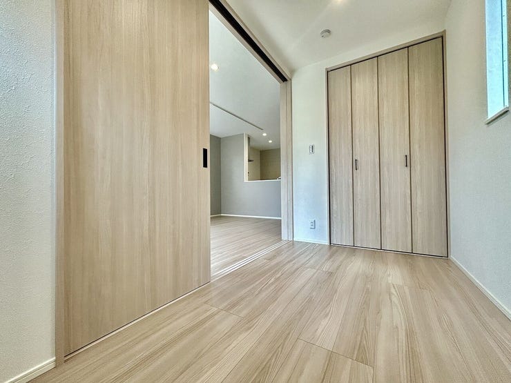 ◇洋室 4帖◇
1階にある4帖の洋室は、お客様用のお部屋としてや趣味を楽しむためのお部屋など、様々な使い方をしていただけそうです。2面採光を確保し、クローゼットも完備されています。