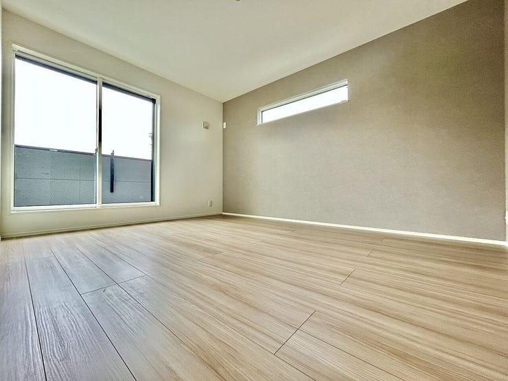 ◇洋室 7.8帖◇
主寝室に最適なこちらのお部屋はベッドだけでなく、テレビやタンス、ドレッサーなども置いていただけます。3帖の広々としたウォークインクローゼット完備です。