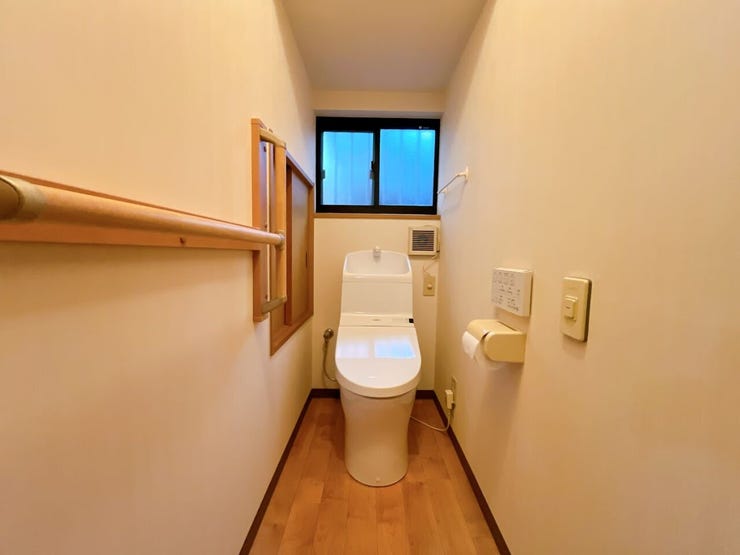 トイレにも窓があり、明るく通風良好です◎